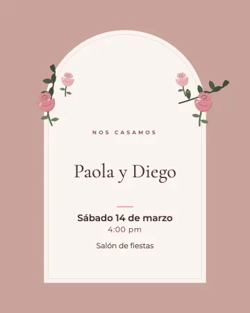Arco de rosas. Un arco alto con rosas y follaje en la parte de arriba.