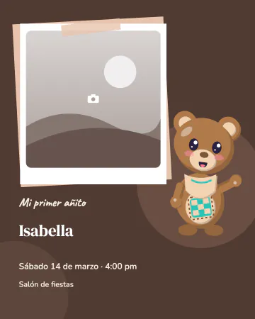 Primer retrato con Parche. Una foto grande del bebé acompañada por un osito con babero, cintas y papel sobre fondo café.