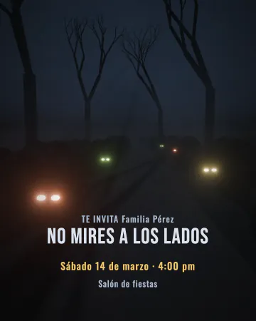 No mires a los lados. Un camino solo en la niebla con ojos que brillan a los dos lados.